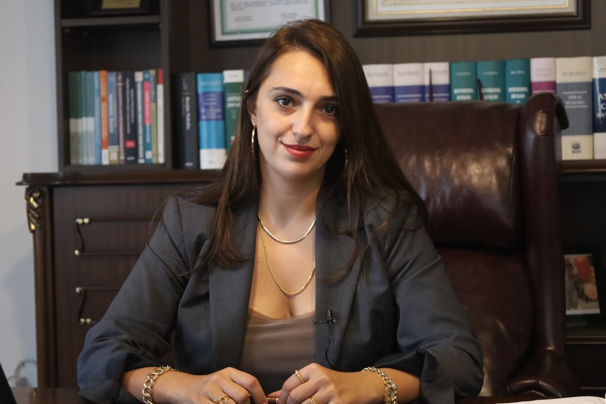 TUTSAKLARA PARA GÖNDERME KAMPANYASI BAŞLATILACAK İHD Cezaevi Komisyonu'ndan avukat Zeynep Ceren Boztoprak, tutsaklara para göndermenin suç olmadığına işaret ederek, "Buna karşı bir kampanya düzenleyip pek çok kişiye para yatırmayı düşünüyoruz" dedi