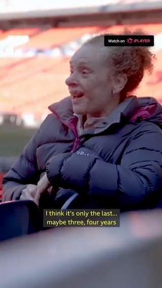 A lovely moment ❤️ Alex Scott meets her inspiration, Kerry Davis, the first black woman to play for the Lionesses. #BBCFootball #FootballFocus