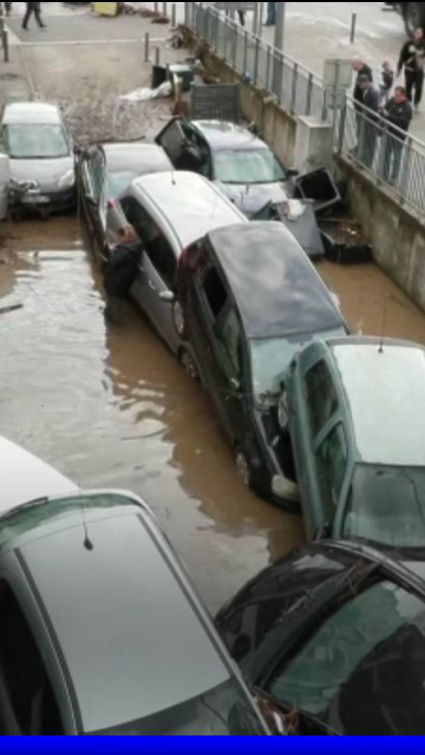 Inondations dans la Loire: les surprenantes images de voitures encastrées dans la rue à Rive-de-Gier Marie Gentric