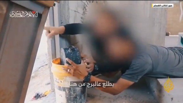 كتائب القسام تبث مشاهد قالت إنها لاستدراج قوات خاصة في جيش الاحتلال إلى أحد المنازل المفخخة مسبقا، والتصدي لها بالقرب من مفترق الصفطاوي غرب مخيم جباليا #حرب_غزة #الأخبار