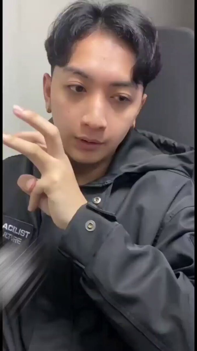 #WATCH: OHEB expresses his frustration as his INFINIX phone glitches during the first minute of Game 2 against Aurora📱 📹 JM /Tiebreaker Times #SmartMPL