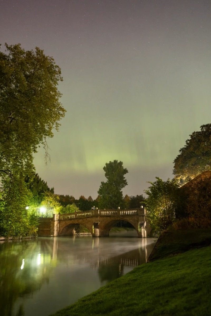 Did you see the Northern Lights in Cambridge last week? 🔭 Engineering PhD student @J_A_Clarkson caught them at Clare College Bridge, the River Cam, and Jesus College Boat Club 📸