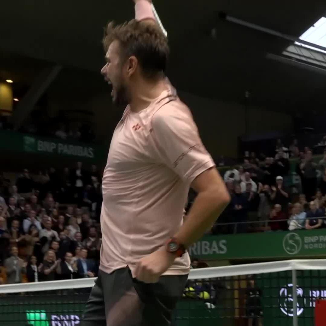 Wawrinka llegó a octubre sin ganar dos partidos seguidos en todo 2024. A sus 39 años, asegurando que no tenía intención de retirarse aún ya que confiaba en que llegaran los resultados. Aquí los tiene. Ganando a Rublev y volviendo a unas semifinales ATP.
