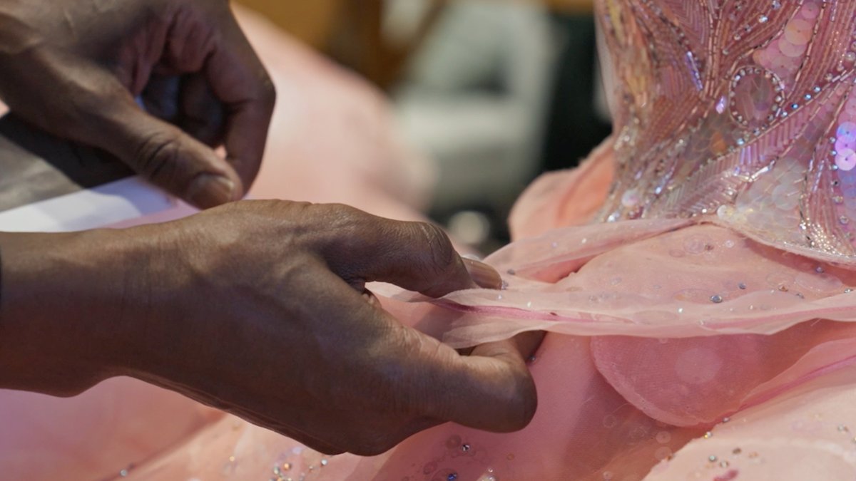 Bringing the fashion of #WickedMovie to life with Costume Designer Paul Tazewell 💚🩷