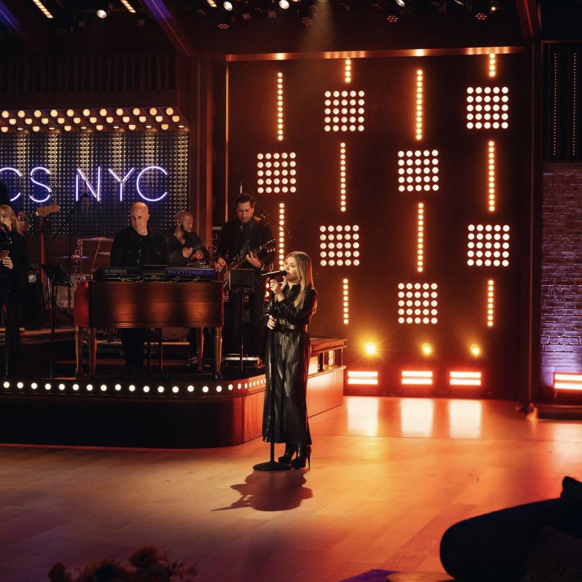Throwback to the day Kelly Clarkson went head to head with the guitar singing ‘Fighter’ by Christina Aguilera and straight up OWNED it. Her vocals were INSANE, like she was battling the guitar solo and winning 🔥