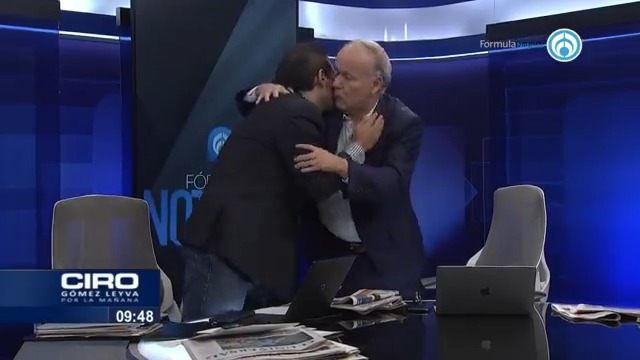 Así fue el emotivo mensaje de su equipo y Manuel Feregrino a Ciro (Ciro Gómez Leyva) ante su partida a Madrid: "Voy a extrañar verte, sentarme a un lado tuyo y platicar viéndonos. Vas a seguir reinventándote como siempre lo has hecho. Voy a seguir aprendiendo de ti. Yo te quiero mucho". #PorLaMañana