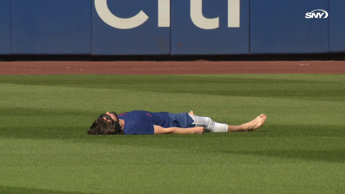 Jesse Winker gets ready for NLCS Game 5 🧘‍♂️