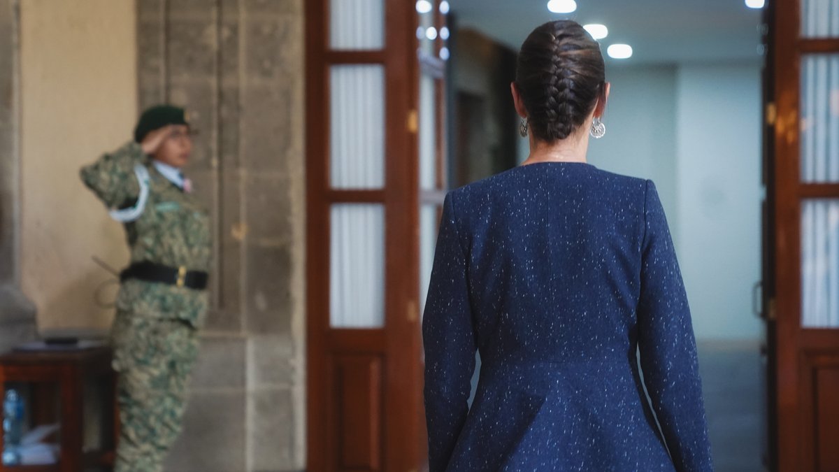 Así es el saludo a las 5:40 de la mañana llegando a Palacio Nacional para la reunión de Gabinete de Seguridad.