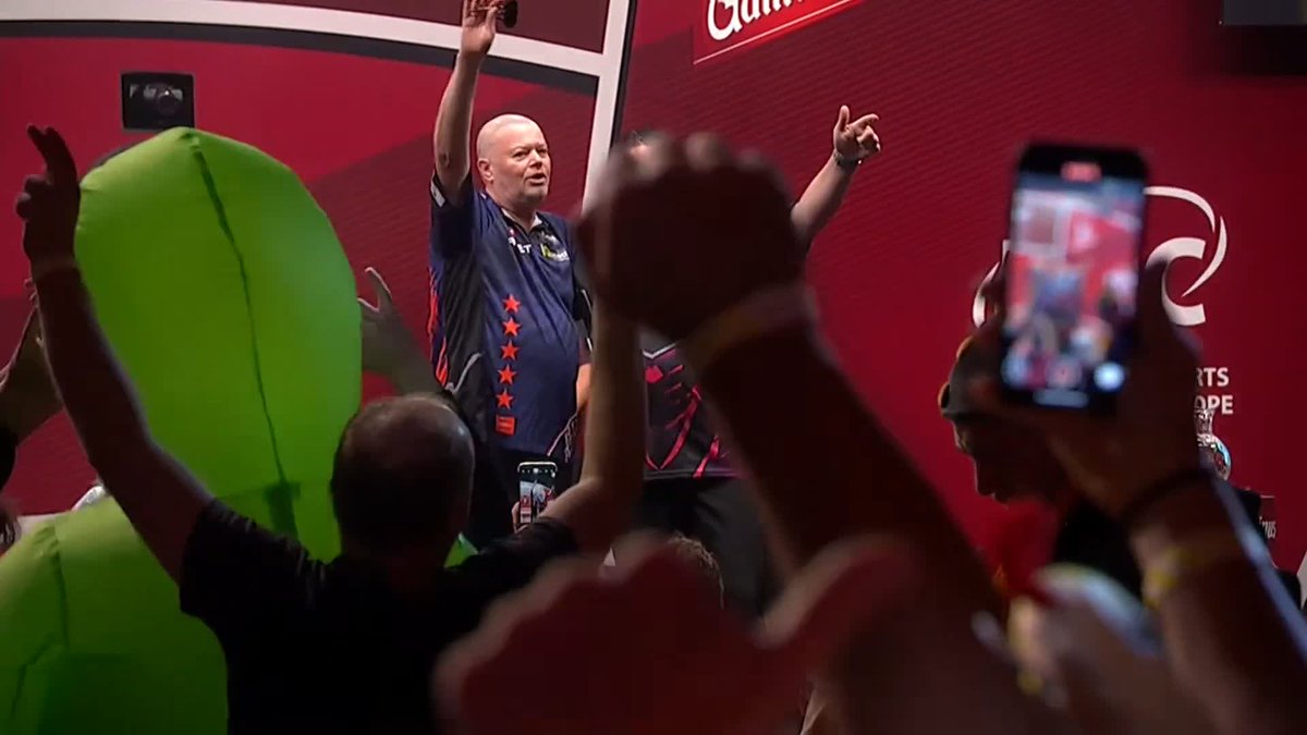 🎶 SWEET CAROLINE! 🎶 Daryl Gurney and Raymond van Barneveld joining forces to serenade the crowd here in Prague! 📺 | #ET13