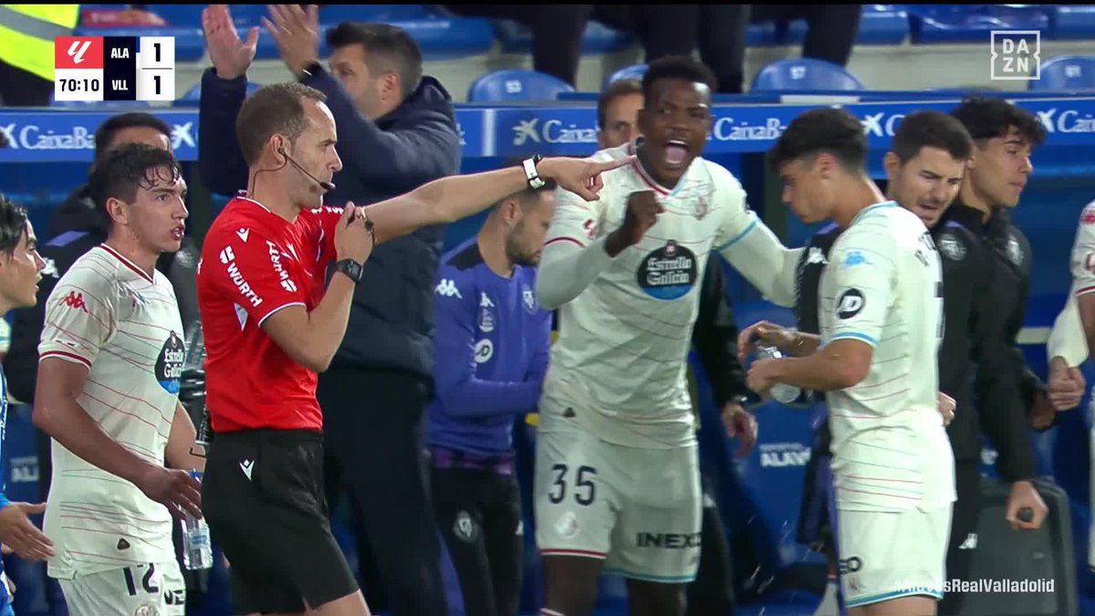 De corazón, nos estamos equivocando con el fútbol. De espaldas, a 10 cm del balón, con el brazo en posición natural y golpeándole medio en el hombro. No puede ser penalti en la vida... #AlavésRealValladolid