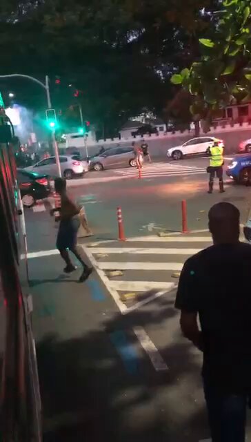 🚨VEJA: Torcedores estavam brigando no meio da rua até que dois amigos se reconhecem no meio da porradaria.
