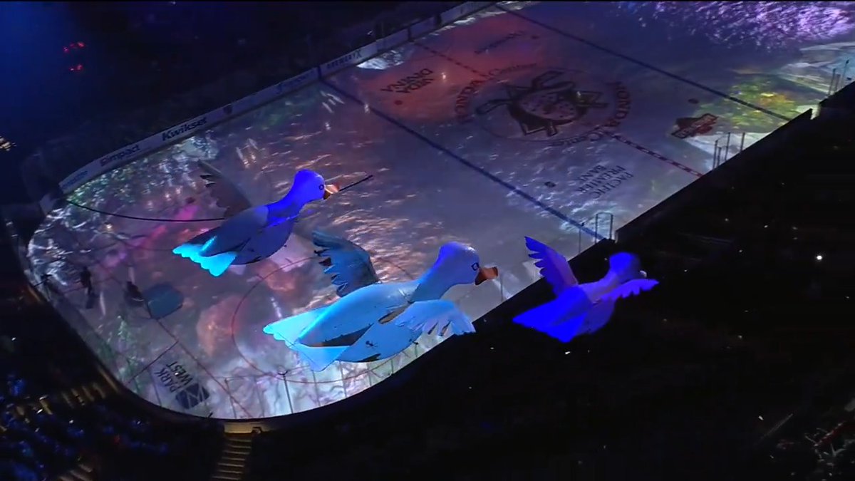 When we say Ducks fly together, we MEAN IT! Steppin' up the experience at @hondacenter 🦆 🎟️: