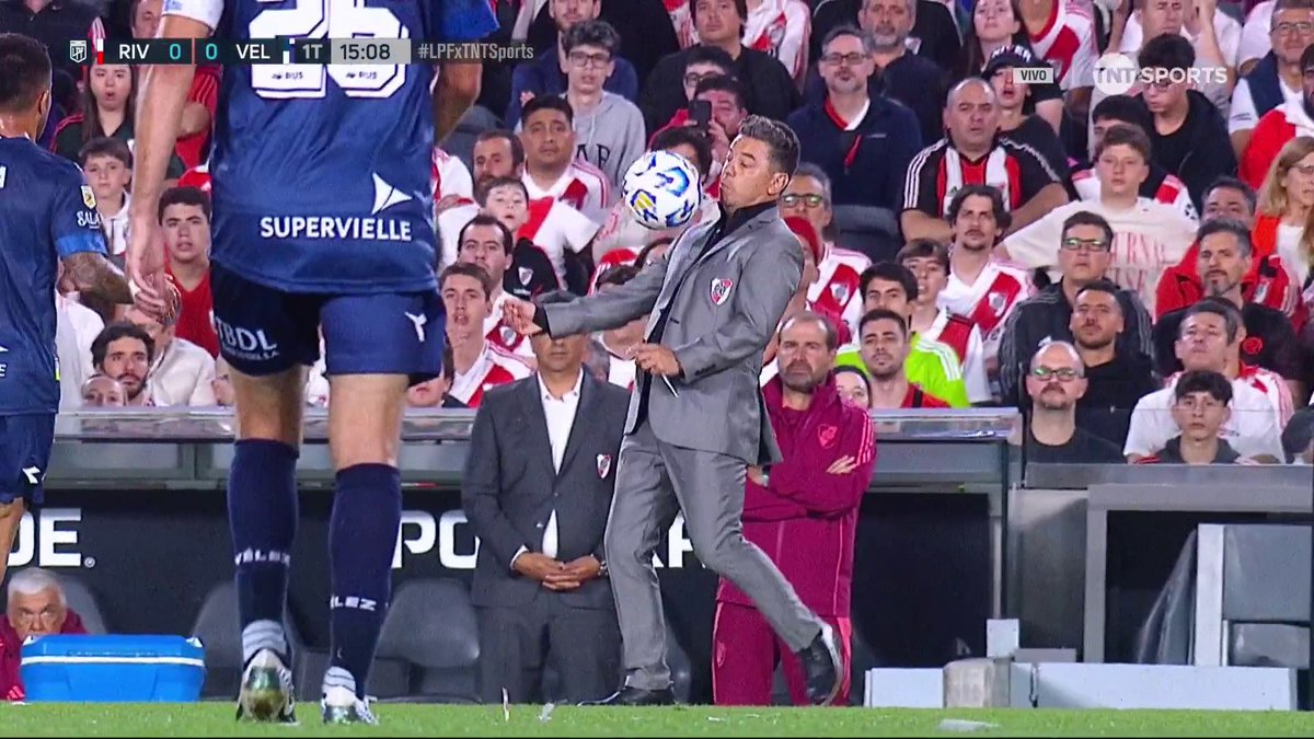 El control de pecho del Muñeco Gallardo. 😅🎩