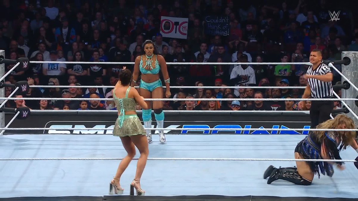 💪💪💪 Lash Legend was showing off and CHELSEA GREEN wasn't happy about it 👀 #SmackDown