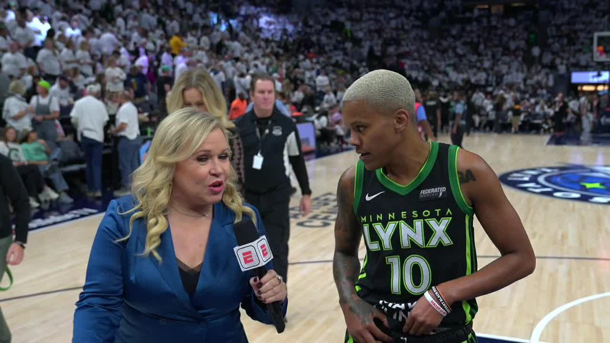 "I'm in a Birkin right now." 😂 Courtney Williams at halftime 🔥