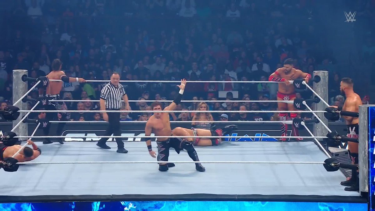 That's teamwork 👊 Motor City Machine Guns are pulling out the stops in their #SmackDown debut! #SmackDown