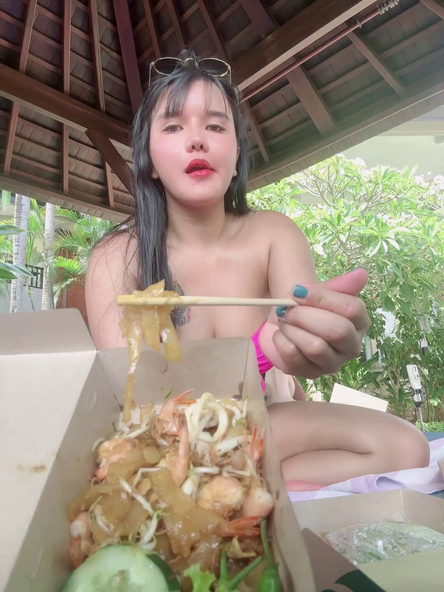 Grilled Chicken. ไก่ย่างอินโดนีเซียสไตล์ Kwetiau Goreng Seafood. เส้นก๋วยเตี๋ยวผัดสไตล์อินโดนีเซีย Capcay Goreng Ayam. ผัดผักรวมสไตล์อินโดนีเซีย อร่อยทุกอย่างเลยนะ เข้มข้นดี ปกติทานอาหารของโรงแรม วันนี้ลองสั่งข้างนอกมาทาน สรุปอร่อยกว่า ถูกกว่าเยอะเลยจ้า 👍