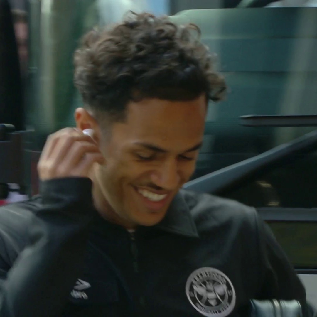 You'll want the sound on for this one 🔊 Brentford players and staff were enjoying their reception at Old Trafford 😅