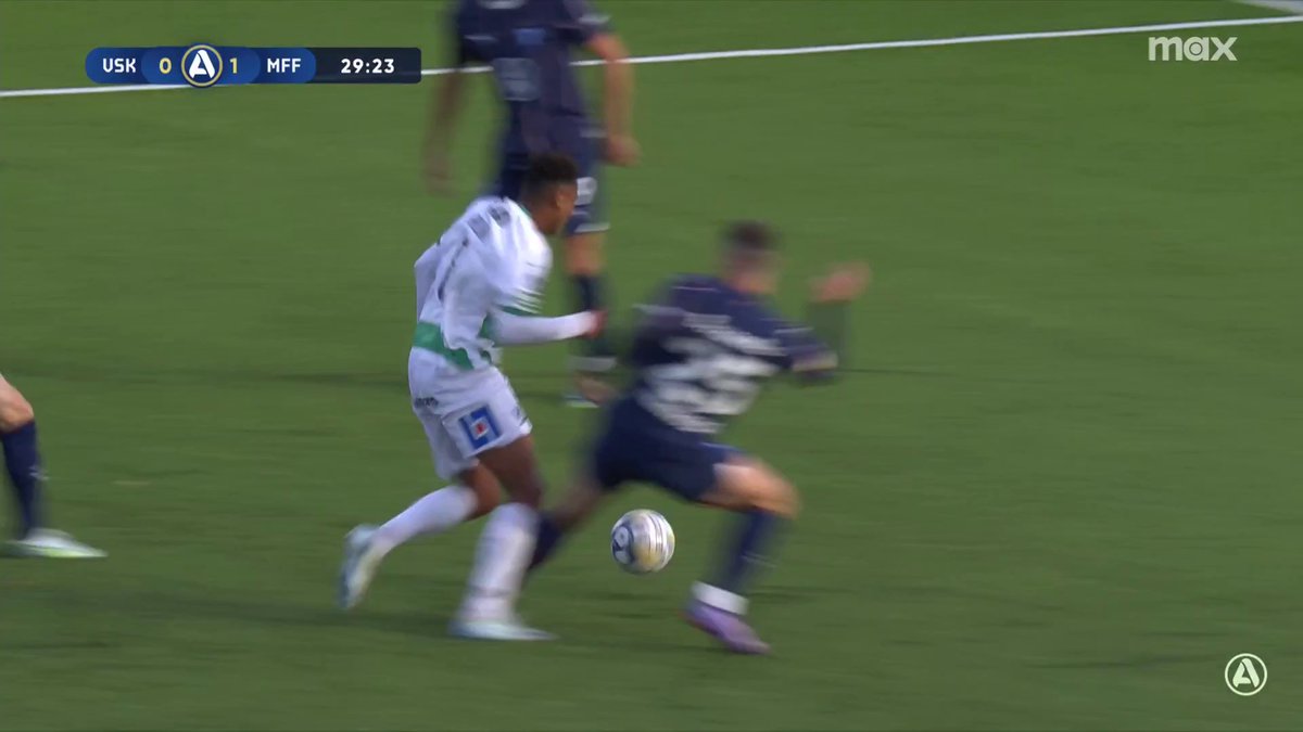 🎙 "Solklar straff" VSK-spelarna ropar på straff i samband med den här situationen 🔍 📲 Se matchen på Max och Kanal 5