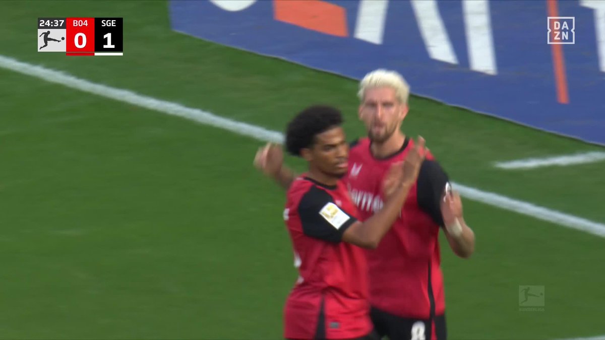 Venga chavales, todo a un toque ✨ Con todos ustedes, el Bayer Leverkusen de Xabi Alonso 🎩 #BundesligaenDAZN 🇩🇪