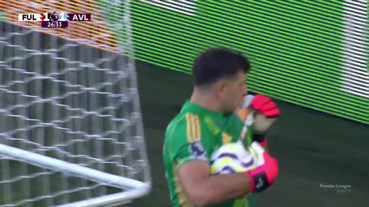 DIBU MARTÍNEZ ATAJÓ EL PENAL Y SE BESÓ EL ESCUDO ANTE LA HINCHADA. 🇦🇷🚬
