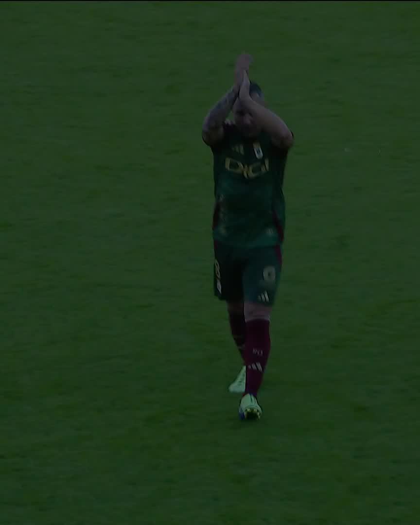 🔊👏 ¡Gran ovación de La Rosaleda para Santi Cazorla tras salir sustituido! #LALIGAHYPERMOTION | #LALIGAHighlights | #MálagaRealOviedo