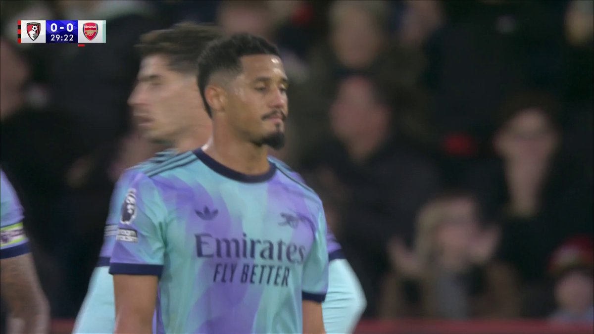 William Saliba has been sent off following a VAR review 🟥