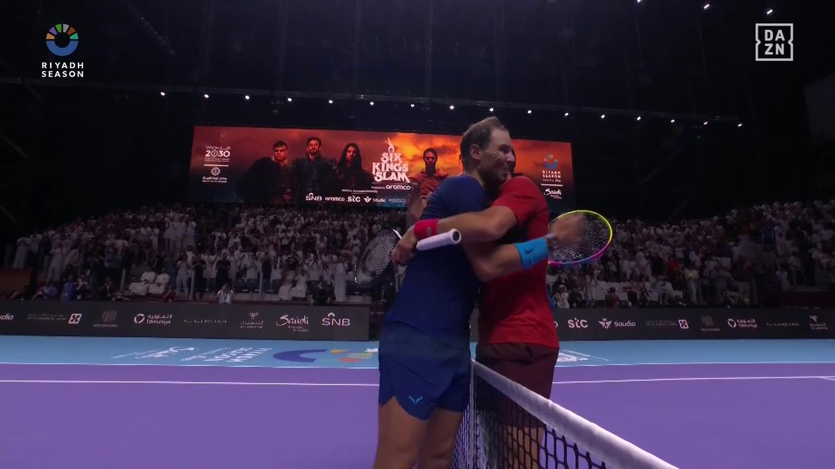 Un abrazo que cierra la mayor rivalidad de la historia de este deporte con 60 enfrentamientos entre los dos. Y qué bonito que Nadal y Djokovic lo hagan así, de esa manera, con ese buen rollo. Vellos de punta.