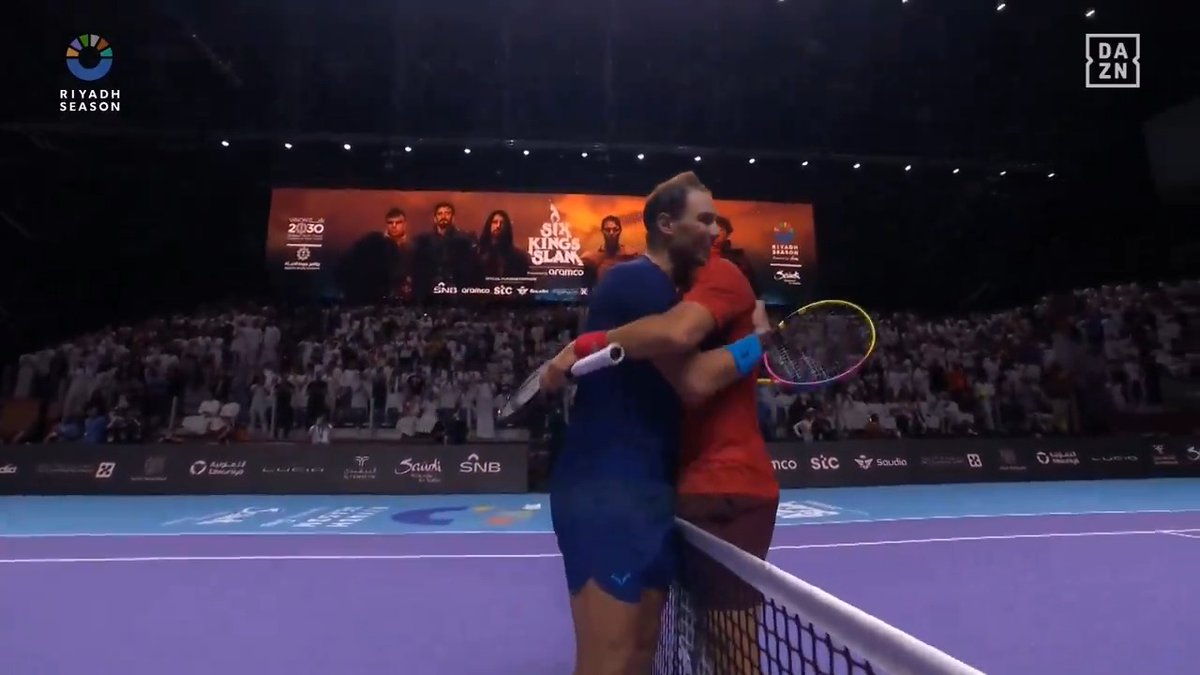 Le dernier point et la dernière accolade entre Novak Djokovic et Rafael Nadal sur le terrain avant la retraite de l’Espagnol. 🥹❤️