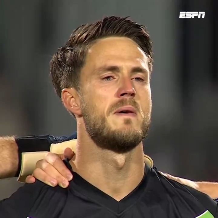 Ricky van Wolfswinkel zichtbaar ontroerd tijdens indrukwekkende minuut stilte 🕊️