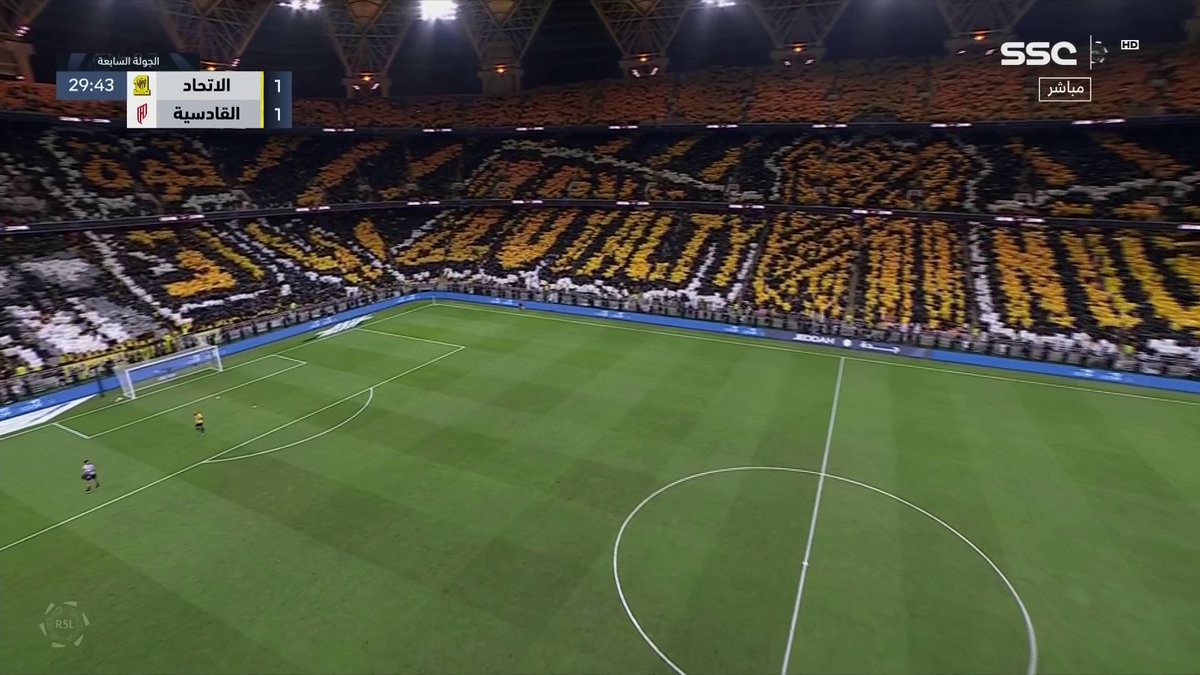 هل سوف يأتي اليوم الذي نشاهد فيه تيفو بهذا الجمال في الملاعب الاماراتية؟! - انا ما اقول التيفوهات عندنا عادية بس 90% بنرات و اذا كان في تيفو بالاوراق يكون صغير و اذا كان اكبر ما بتفهم شيء