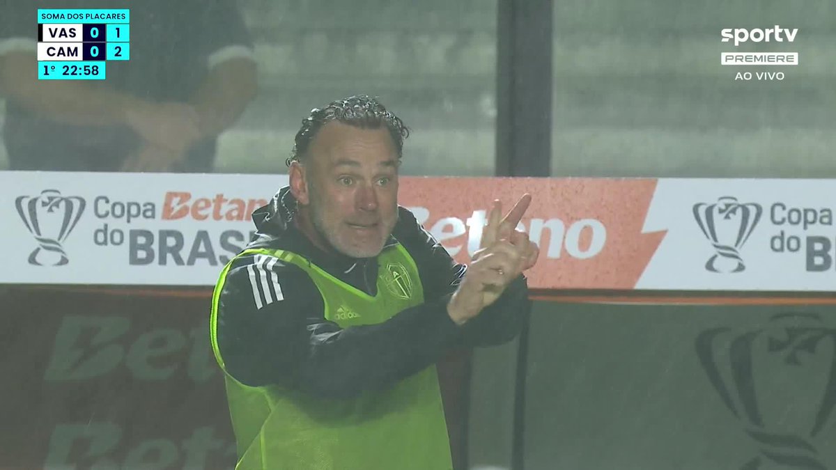 A arbitragem está analisando uma possibilidade de pênalti para o Vasco neste lance.