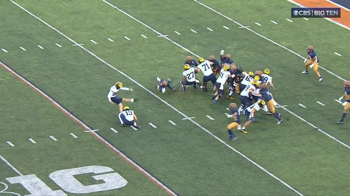 KICKED IS BLOCKED!! Illinois Football maintains a two-touchdown lead!