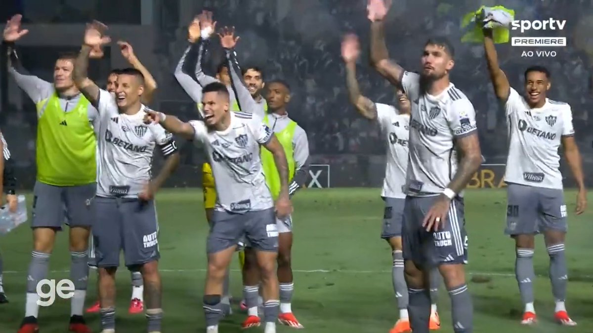 Valorizar o apoio da torcida! 👏🏼 Os jogadores do Atlético-MG foram agradecer os torcedores que estiveram em São Januário!