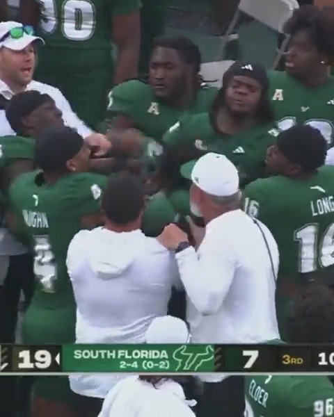USF players got into it on the sidelines 😳