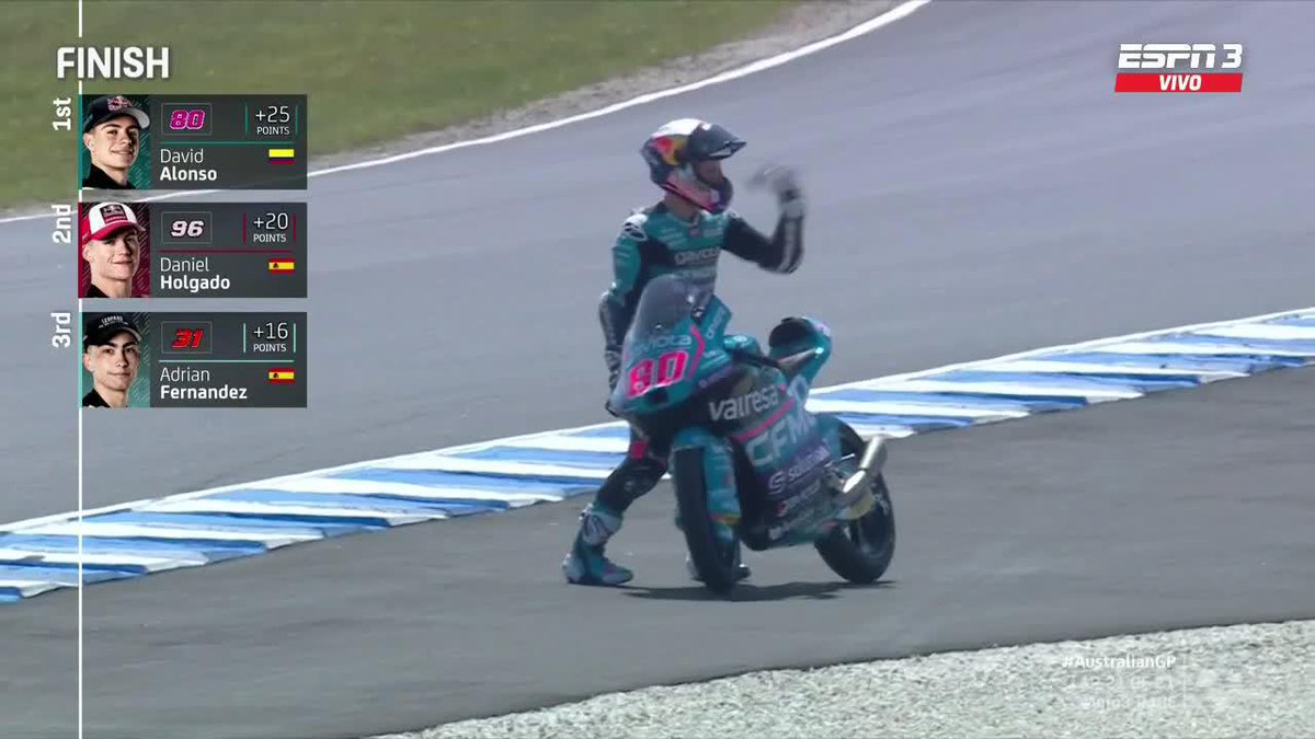 ¡Súper homenaje de David #Alonso a Valentino #Rossi! 😍 El piloto colombiano igualó al italiano en cantidad de victorias en un mismo campeonato de #Moto3. 11 laureles para #Alonso en 2024, 11 laureles para #Rossi en 1997.