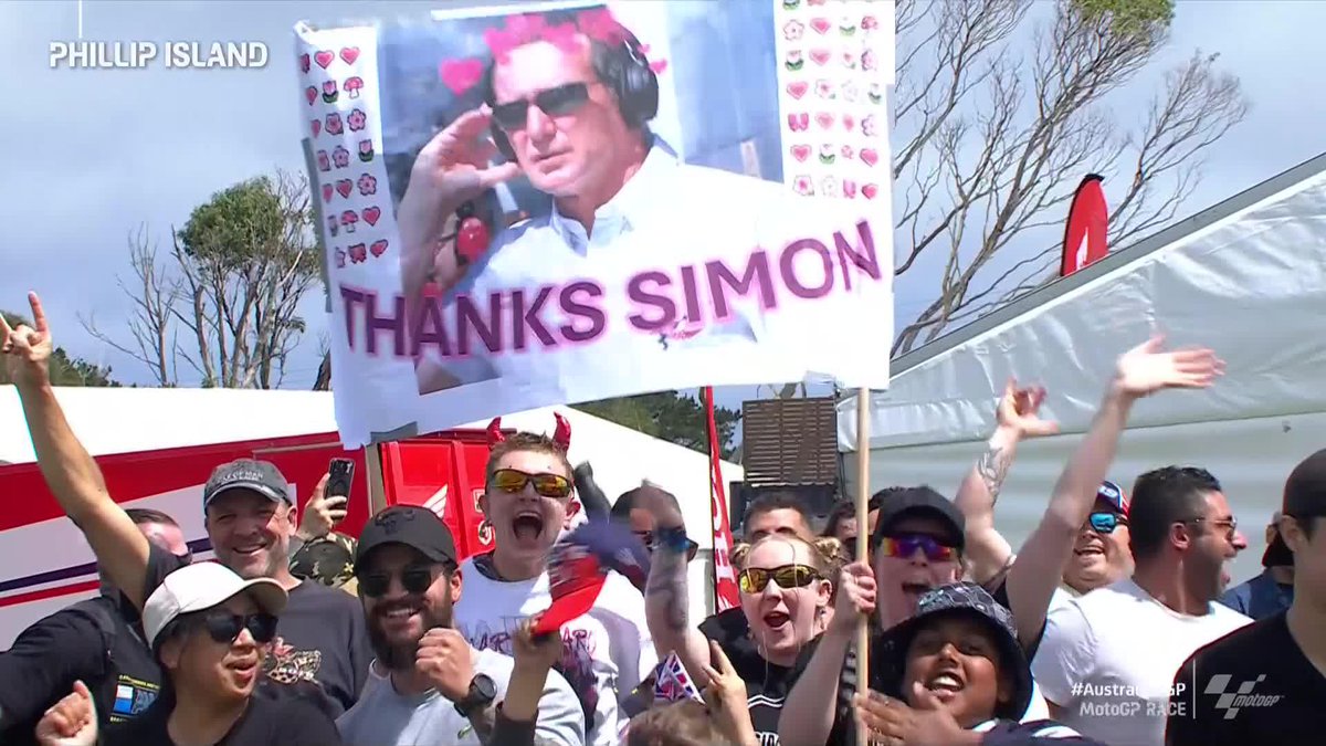 They're not just fans of the riders here! Even the ex-rider/pit lane reporter extraordinaire Simon Crafar as well! 🙌 #AustralianGP 🇦🇺