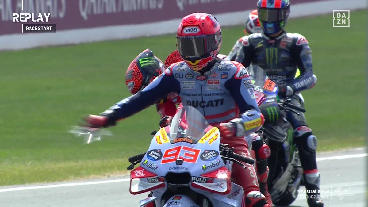 ¡PATINAZO POR CULPA DEL TEAR OFF! 😱 Marc Márquez quitó el plástico de su visera justo antes de la salida... ¡Y se quedó debajo de la rueda! 😳😅 #AustralianGP 🇦🇺 #MotoGP 🏁