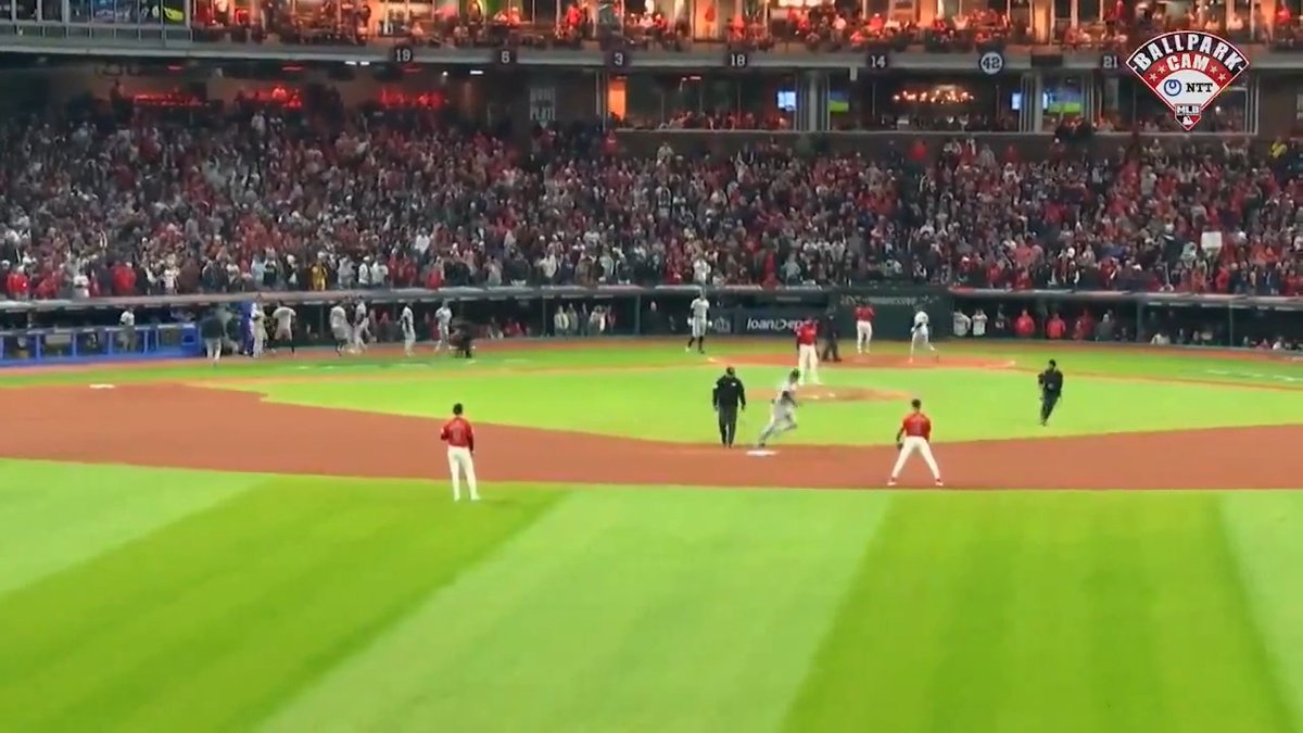 .Juan José Soto Pacheco sends the New York Yankees to the World Series! 🔊 (Via NTT #BallparkCam)