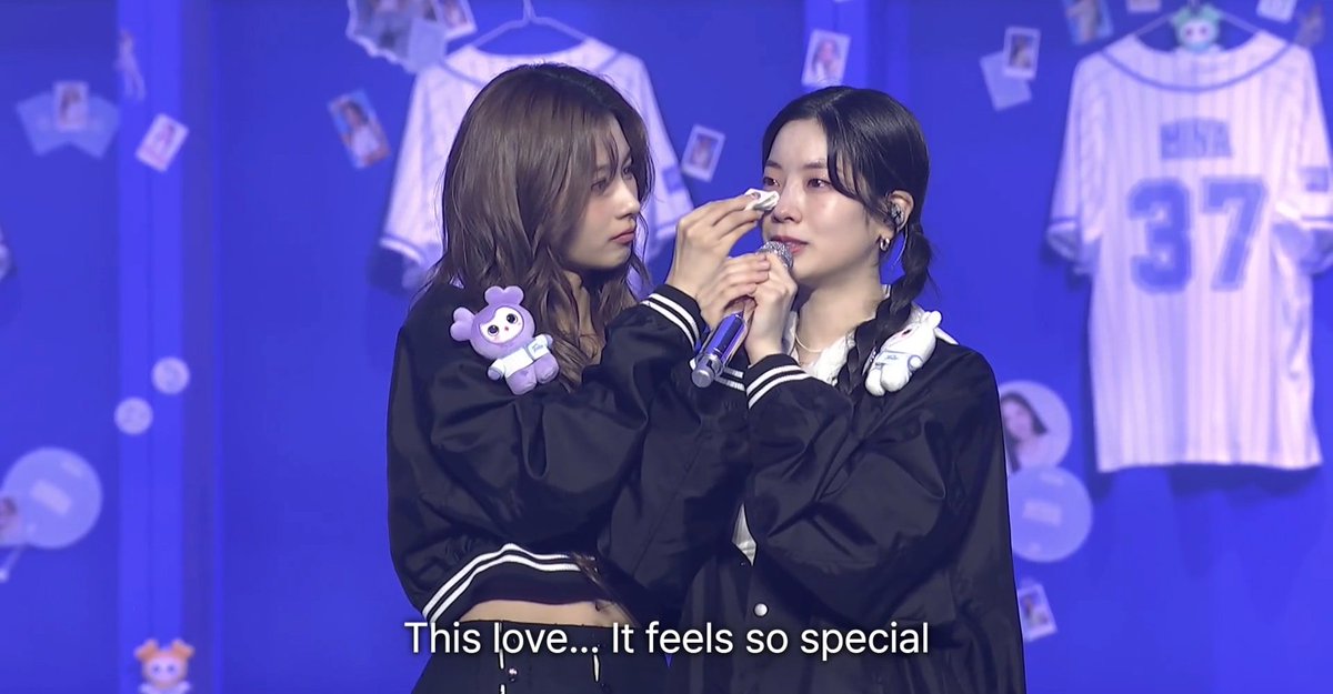 Dahyun crying after the fan video and ONCEs singing Feel Special to TWICE 🥺