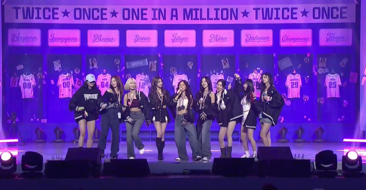 TWICE SURPRISE PERFORMING THEIR NEW SONG 'SWEETEST OBSESSION' FROM THE NEW ALBUM OMG????