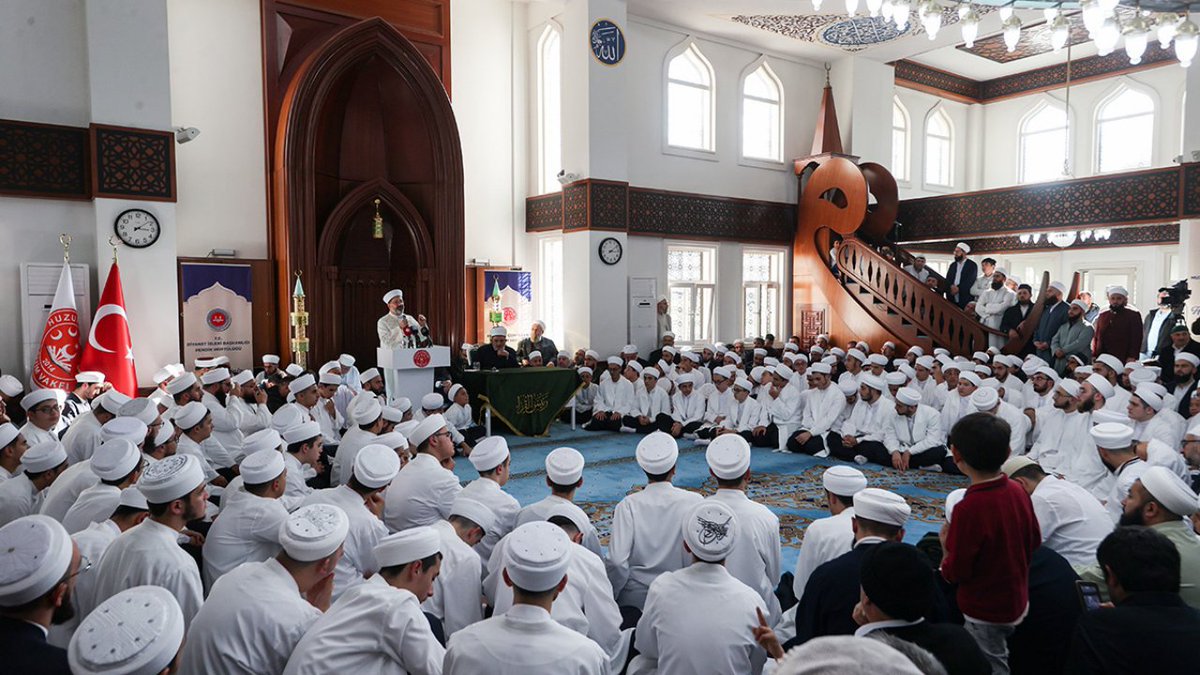 “Ey İslam alemi, Kur’an’ın yolunda, Hz. Peygamberin (s.a.s.) etrafında toplanalım” İstanbul Pendik Amine Hatun Camii’nde düzenlenen “Hafızlık İcazet Merasimi”nde hafızlığını tamamlayan 136 hafızımızın sevincine ortak olduk.