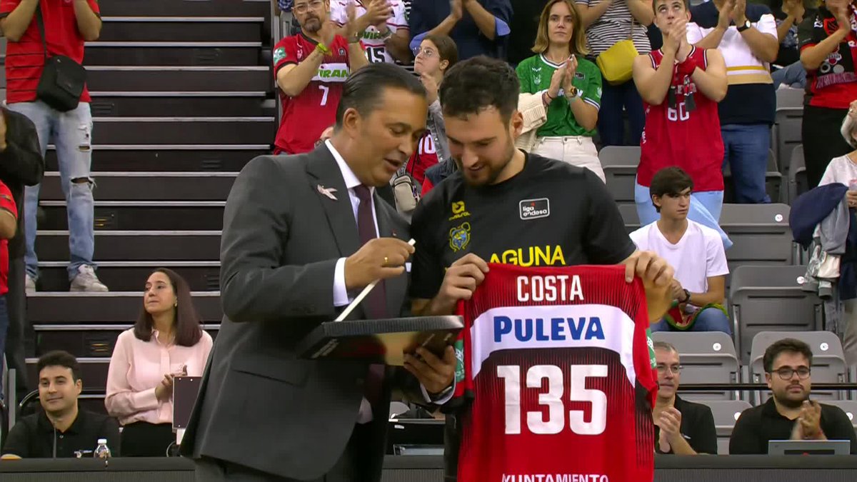 ✨ Un homenaje muy especial para un jugador que hizo historia en Granada. Coviran Granada homenajea a Lluis Costa tras su paso por el club y hombre del ascenso a #LigaEndesa 📺 Movistar Plus | #ConectaConTuPasion