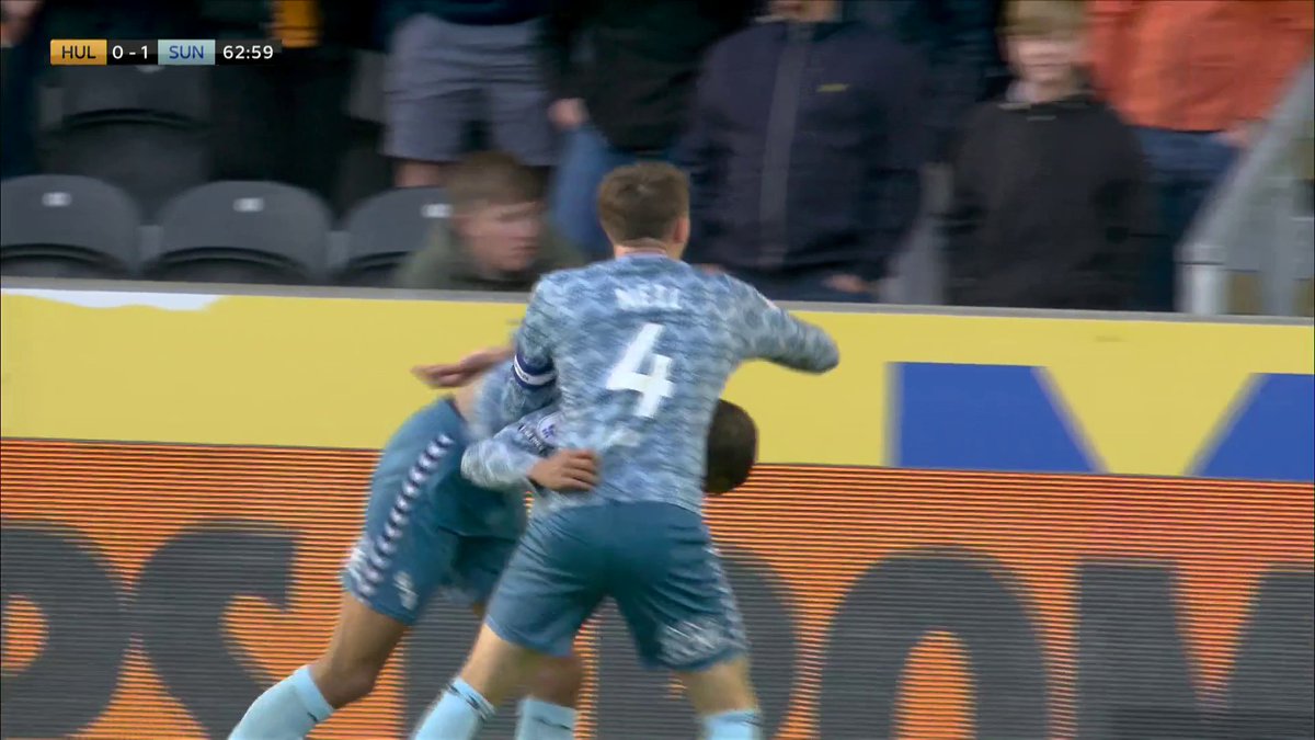 CARNAGE at Hull 😅😅 Hull lose the ball after the referee gets in the way of a corner… But then WHAT a goal by Wilson Isidor 👏👏