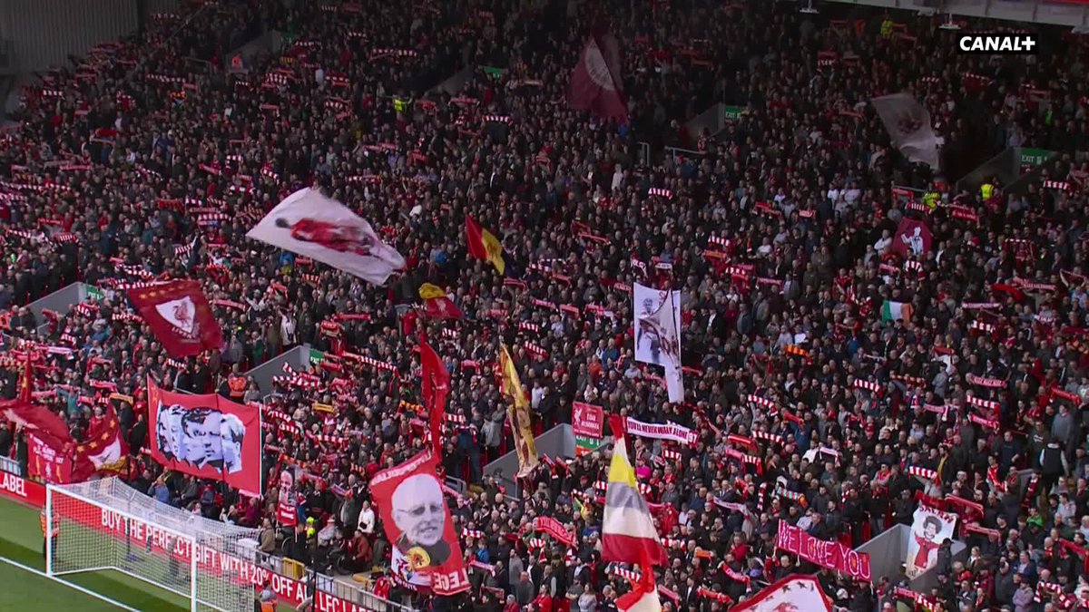 Les frissons sur ce "You'll never walk alone" à Anfield avant Liverpool - Chelsea ! 😍❤️🤍 🎥 CANAL+ Foot
