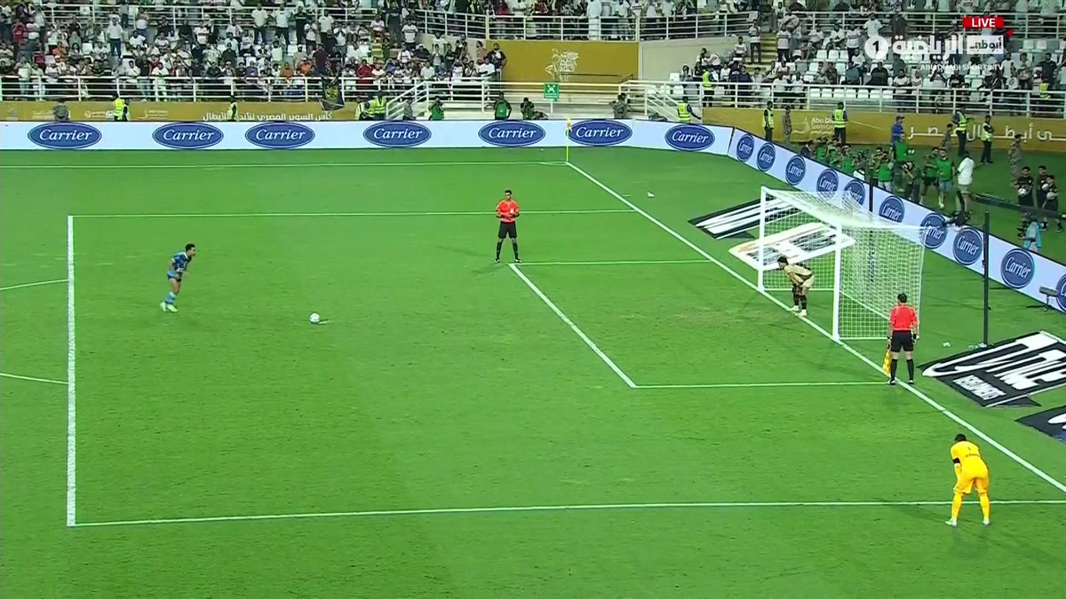 جماهير #الزمالك عظيمة بجد أوباما أبن الزمالك سجل هدف ولكنه تسلل وتم الغاءه ( لم تسبه ولم تتطاول ) عاد وسجل ركلة جزاء في فريقها (حيته بحب وود .. لم تسبه ولم تتطاول ) - يارب "الجماهير الأخرى" تتعلم من عظمة ووفاء و أخلاقيات جماهير الزمالك يارب 🙏