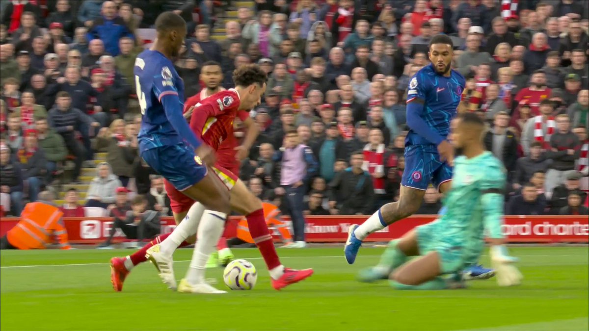 "I don't think this goalkeeper gets enough of the ball" 👀 Jamie Carragher says the penalty decision could have gone either way 🗣