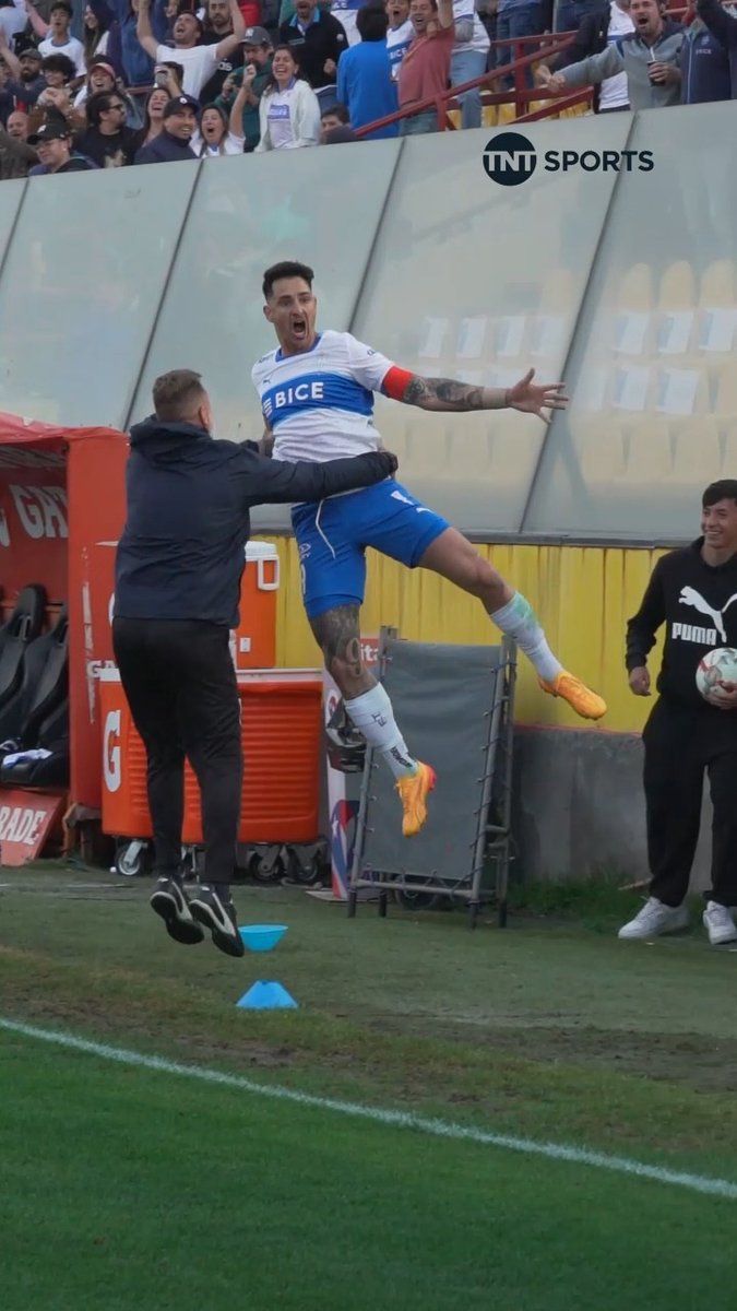 🤍💙⚽ Un gol que entrará en la historia de #LosCruzados Con esta conquista en el #ClásicoUniversitario199, Fernando Zampedri se consagró como el máximo artillero de la Universidad Católica y así lo festejó junto a sus compañeros y fanáticos de la UC.