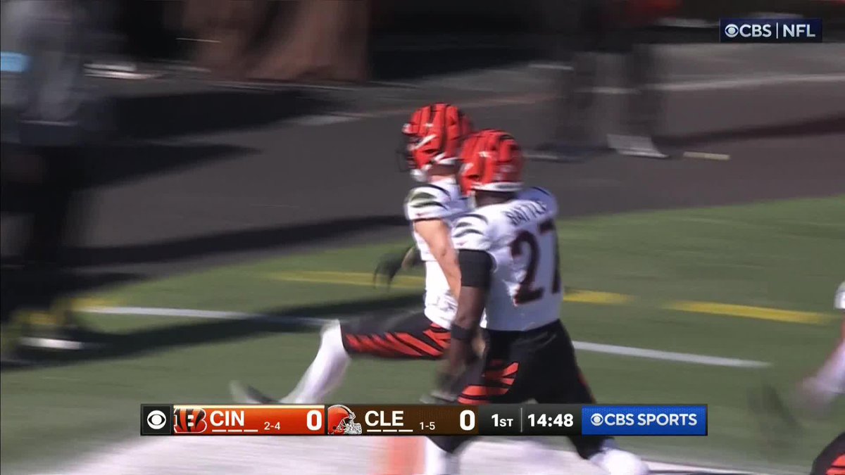 Tío, contrólate un poco que acaba de empezar el partido y te has pasado el juego en el kick-off 😳😳😳 TOUCHDOWN DE 100 YARDAS DE CHARLIE JONES PARA BENGALS #NFLenDAZN 🏈