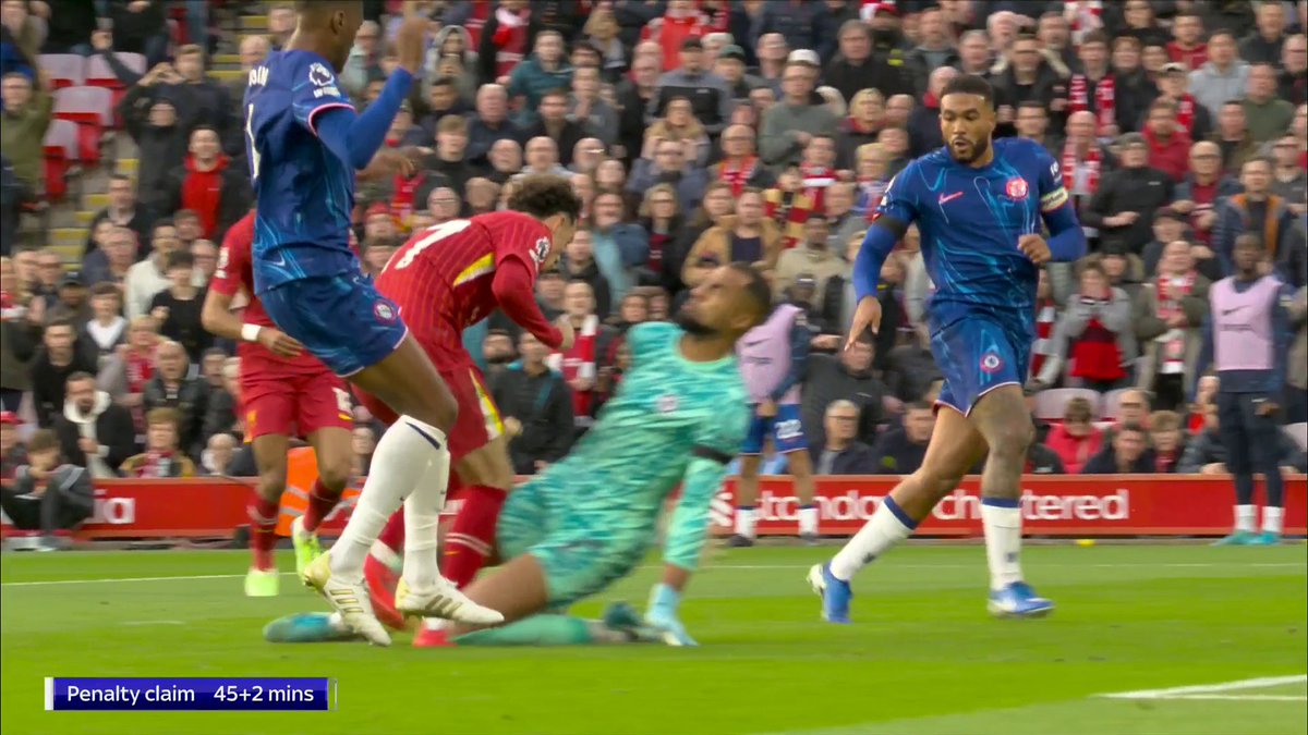 "I'm very surprised they overturned" 😲 Jamie Carragher believes Liverpool should have been awarded a penalty for Sánchez's challenge on Jones 🧐